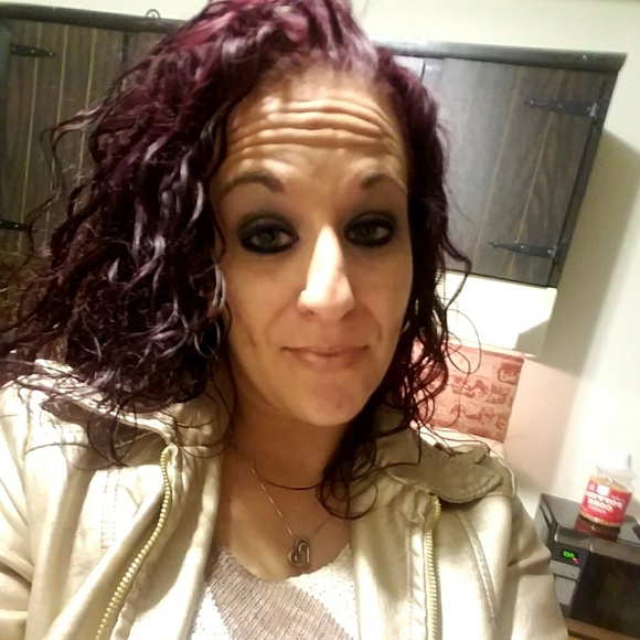 Meet your Posher, Amanda - Picture 2 of 2